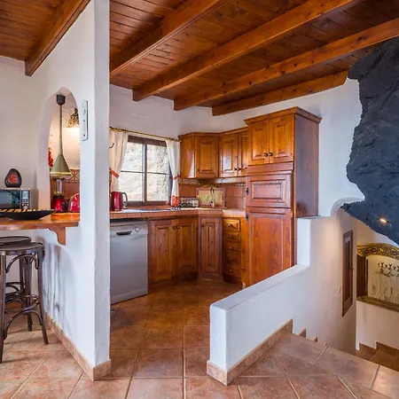 Castillo Lanzarote Bentley - Luxury -sleep In A Volcanic Cave