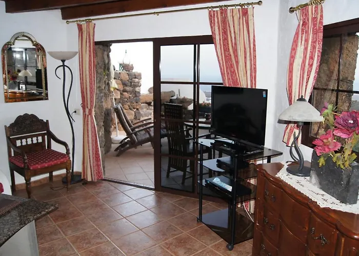 Castillo Lanzarote Bentley - Luxury -sleep In A Volcanic Cave Tias