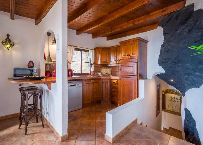 Castillo Lanzarote Bentley - Luxury -sleep In A Volcanic Cave