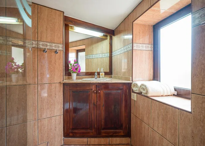 Castillo Lanzarote Bentley - Luxury -sleep In A Volcanic Cave Tías